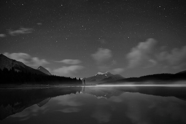 Paisaje blanco y negro del cielo y la Luna