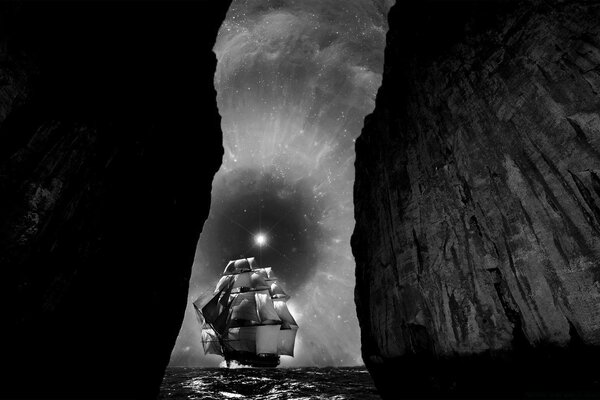 Voilier dans la nuit près des grottes