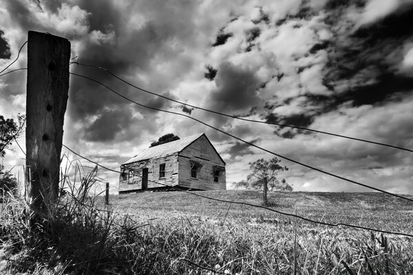 Dans la nature, une clôture abandonnée semble très étrange