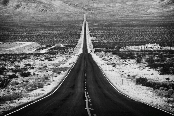 Una lunga strada si estende nel deserto