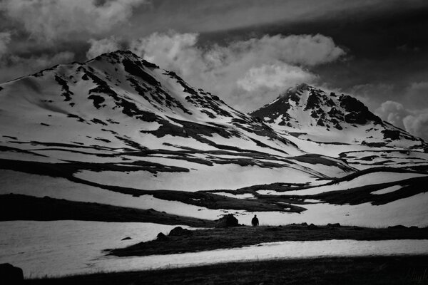 Montagnes noires et blanches couvertes de neige