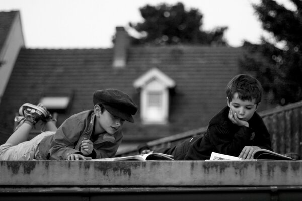 Les enfants et le monde noir et blanc de leurs grands yeux