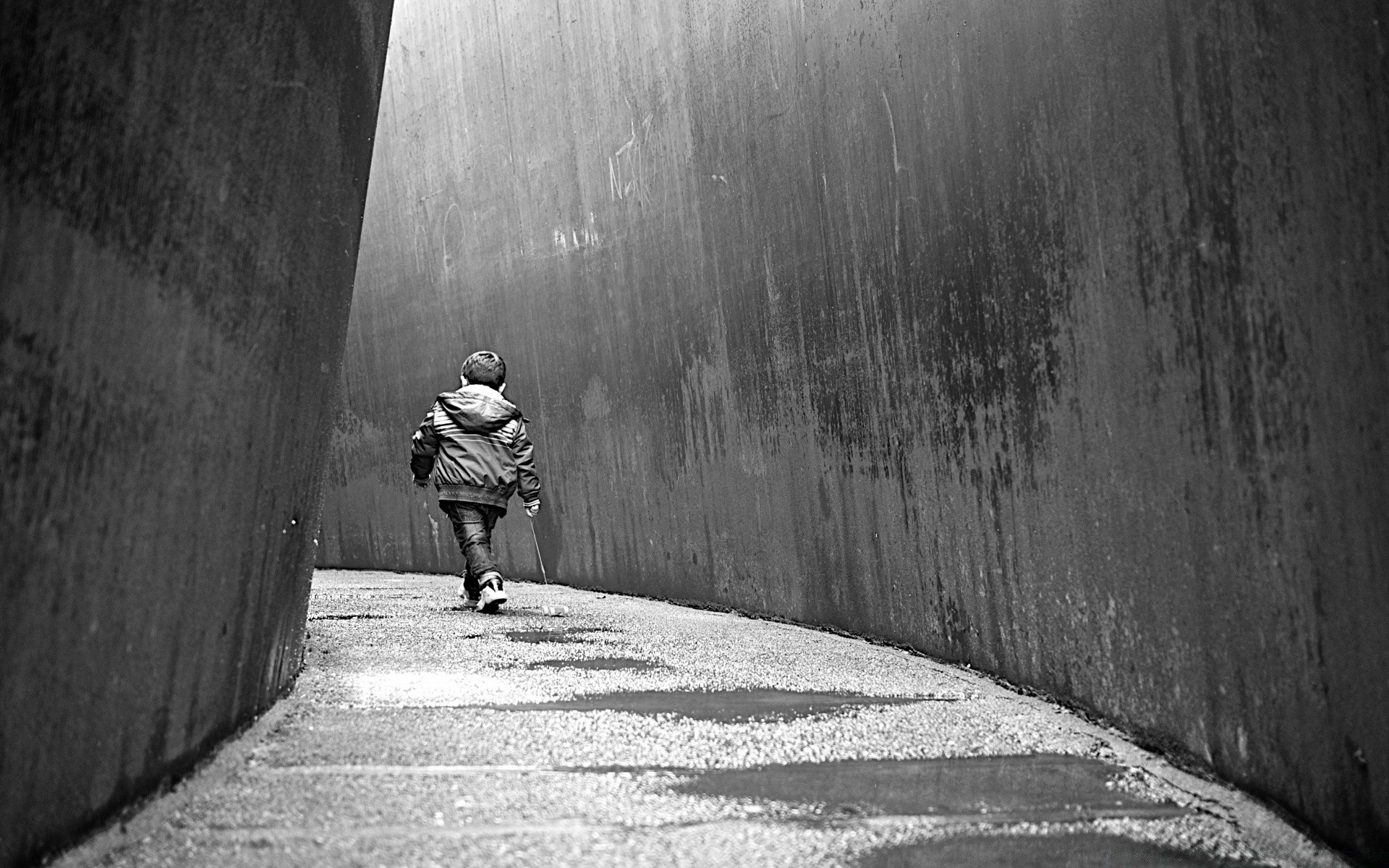 noir et blanc rue adulte un homme porter monochrome enfant