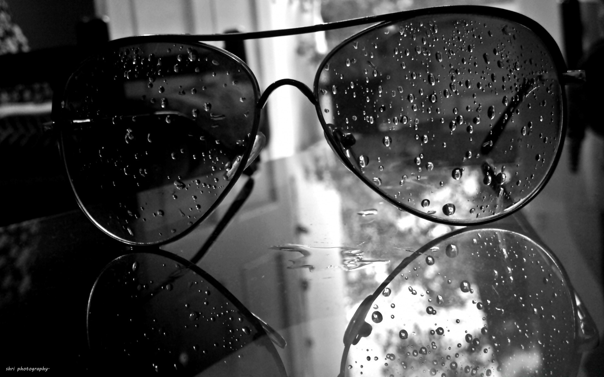 noir et blanc pluie monochrome humide eau science verre réflexion chute sombre protection brille technologie