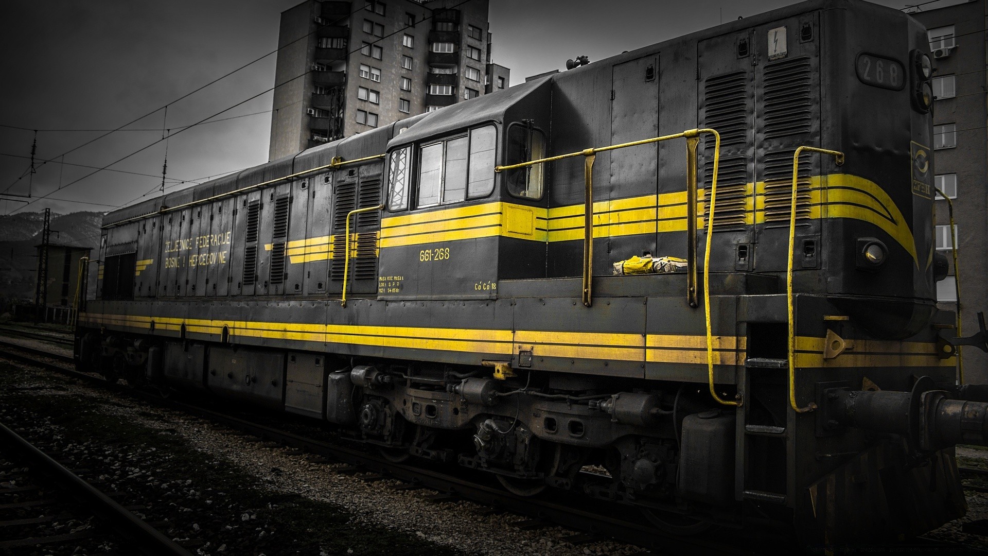 preto e branco trem ferrovia sistema de transporte motor carro trilha estação indústria vapor aço viagem expedição vagão diesel