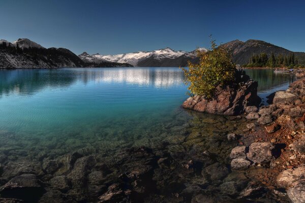 Górskie jezioro z czystą wodą