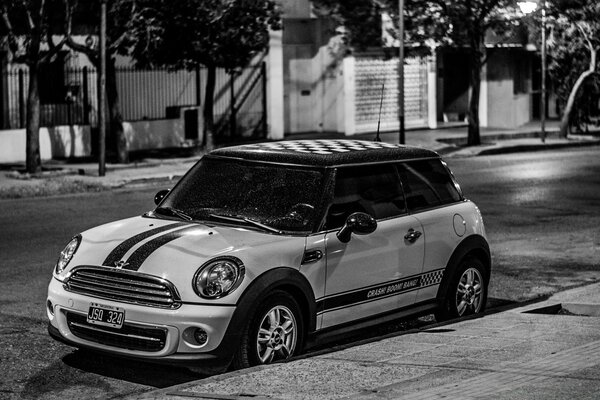 Foto em preto e branco do Mini Cooper