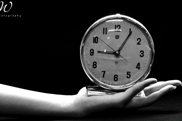 Eine schwarz-weiße Uhr, die Zeit läuft in die Ferne und brennt Brücken zwischen Vergangenheit und Gegenwart