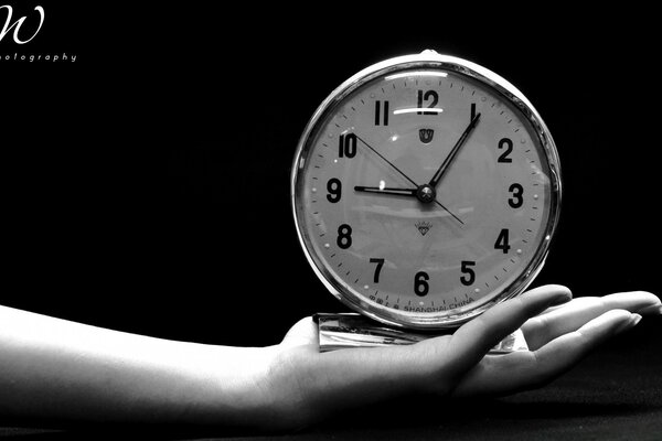 Черно-белые часы, время бег свой устремляет вдаль и жжет мосты между прошлым с настоящим