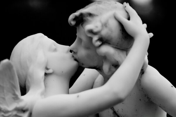 Beso. Imagen Monocromática de un fragmento de escultura