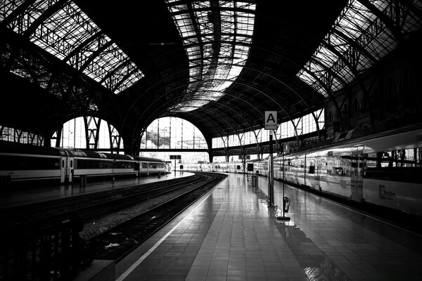 Station de train triste, grise comme une séparation