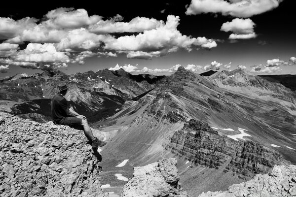 Foto en blanco y negro de un viajero al borde de una montaña