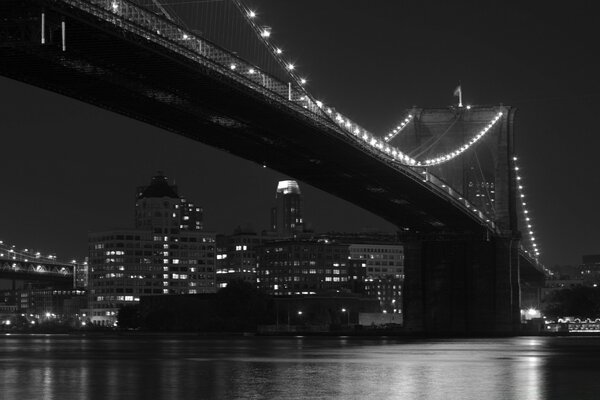 Cidade noturna. Bela ponte