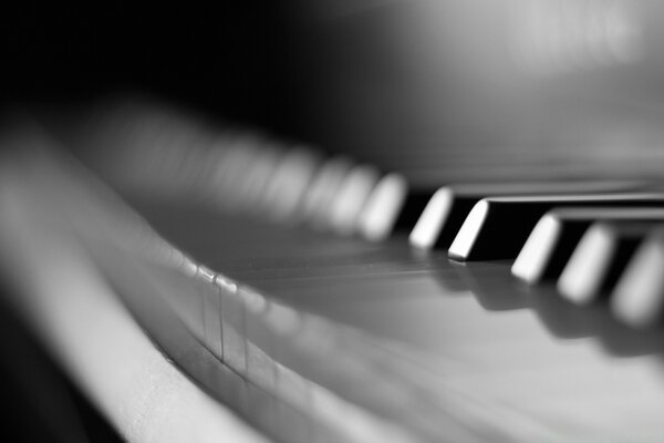 Piano en blanco y negro, borroso ligeramente