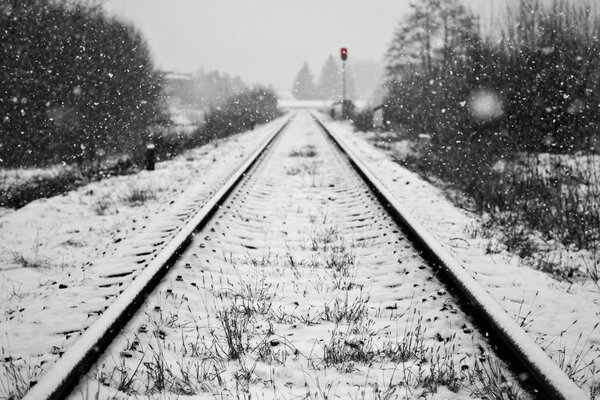 Chemin de fer dans la neige. Paysage hivernal