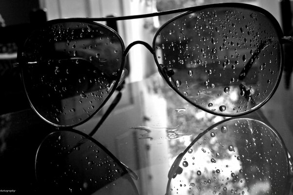 Gafas de sol cubiertas con gotas