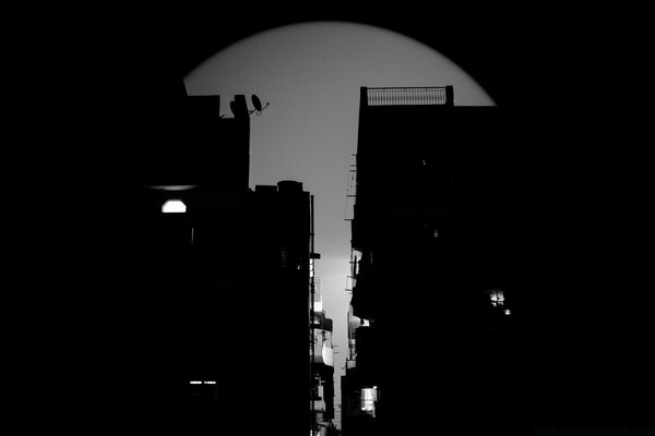 Silhouette d une rue étroite à la lumière de la lune