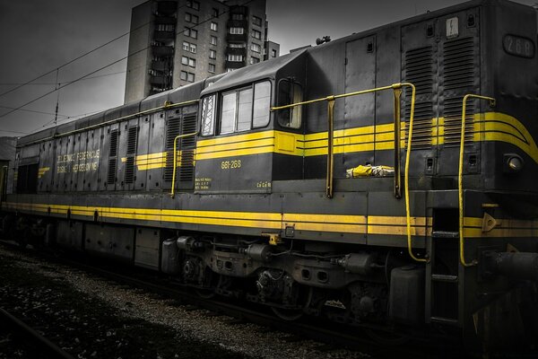 Tren de ferrocarril sobre fondo blanco y negro