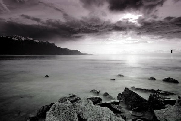 Oceano cinzento. Tempo noturno