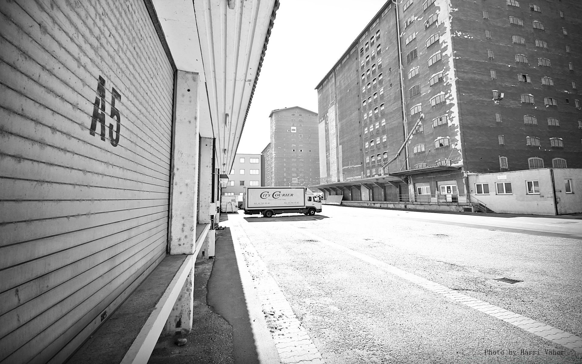 preto e branco arquitetura monocromático rua sistema de transporte carro casa cidade solteiro