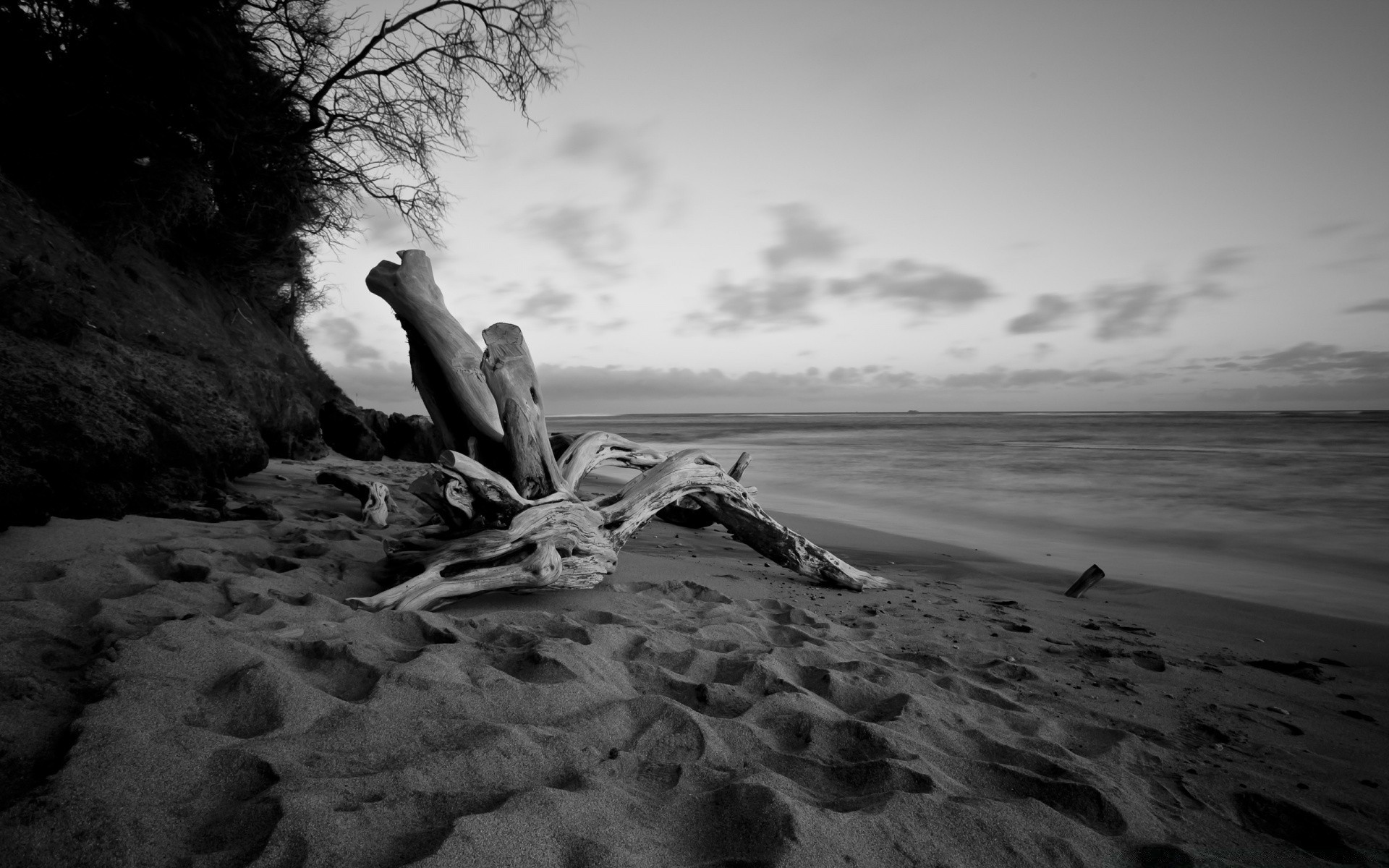 czarno-biały plaża woda morze ocean morze krajobraz monochromatyczny piasek zachód słońca natura słońce niebo skała podróże