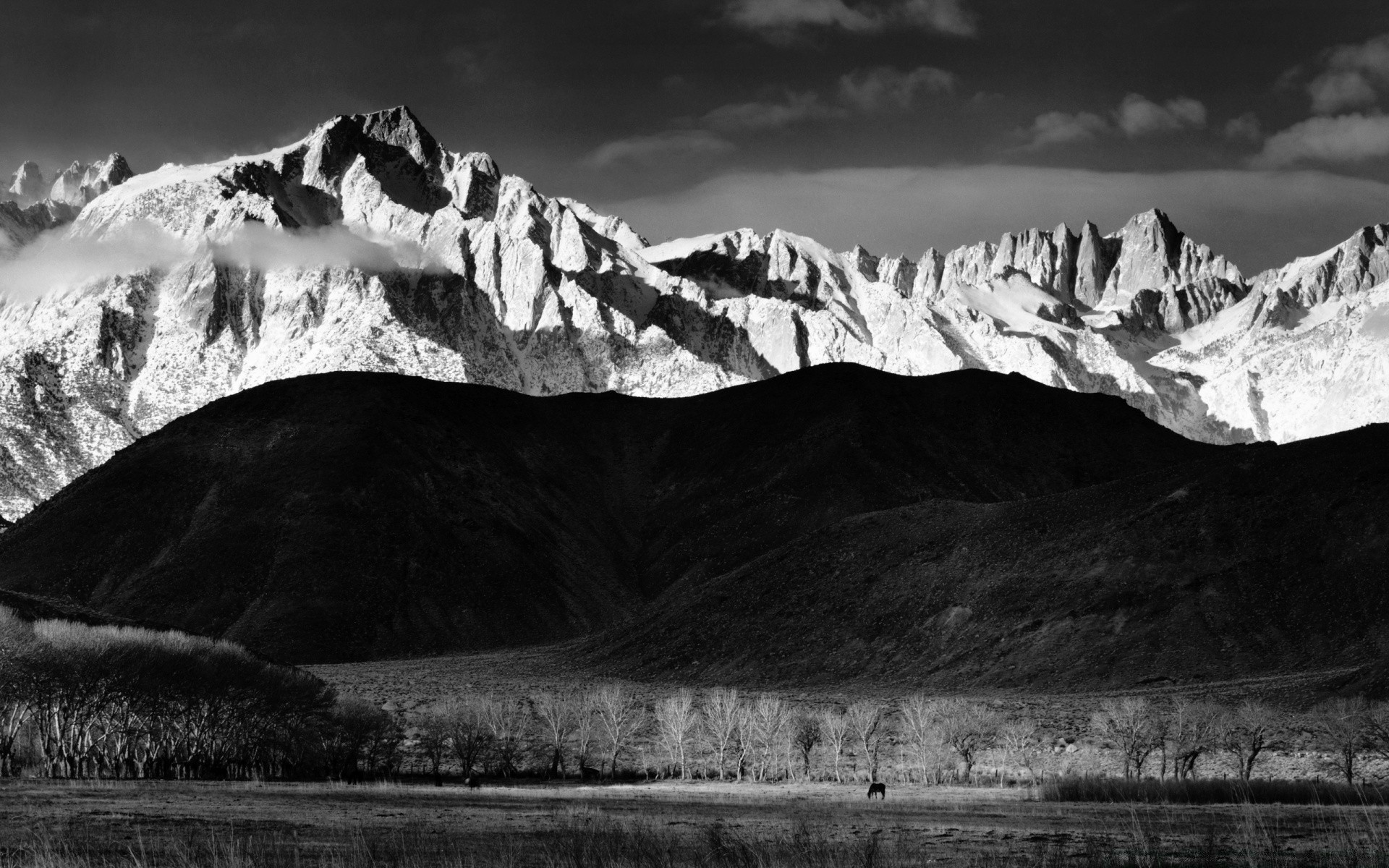 czarno-biały śnieg góry krajobraz lód lodowiec zima podróż monochromatyczny natura jezioro woda skała dolina na zewnątrz świt zimno sceniczny niebo odbicie