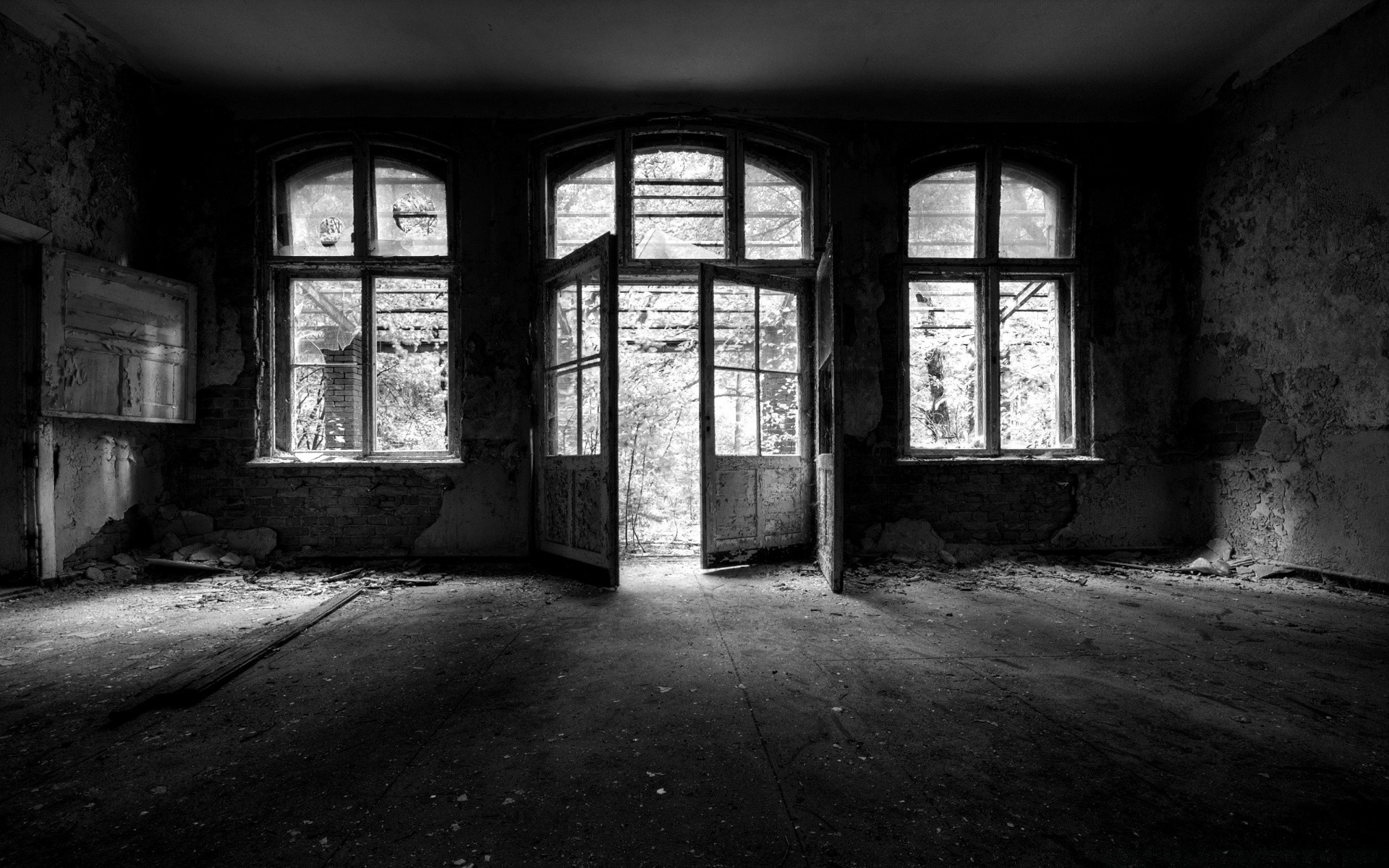 preto e branco abandonado monocromático janelas arquitetura parede assustador assustador fantasma luz velho decadência casa dentro de casa rua escuro vazio família