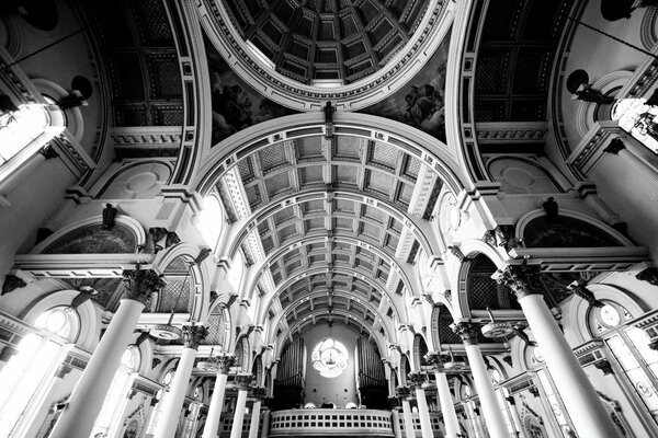 Black and white photo of the cathedral decor