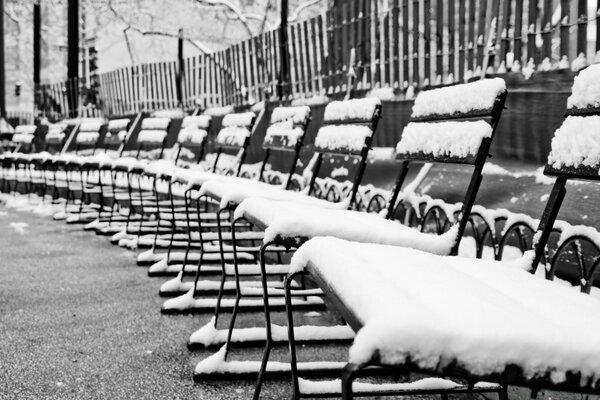 Après la neige, les bancs complètement vidés