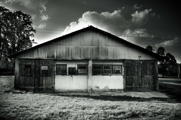 Casa grande sobre fondo negro