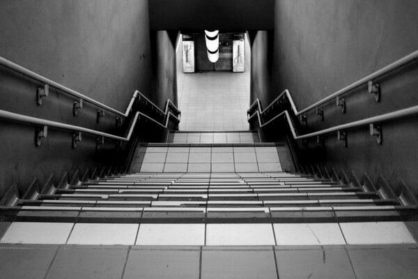 Foto en blanco y negro de los escalones de la escalera