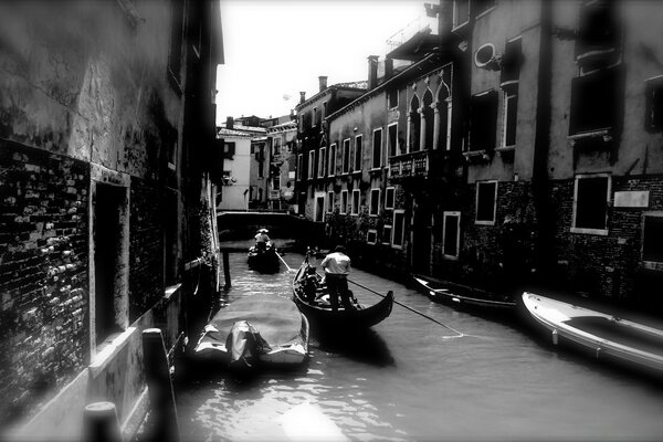 Foto in bianco e nero del letto del fiume