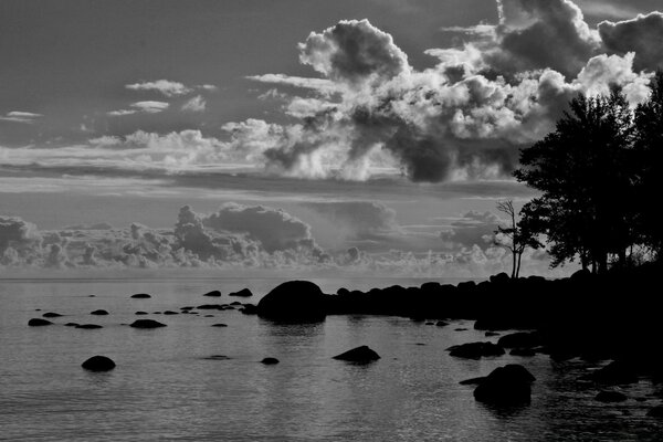 Praia em preto e branco com nuvens