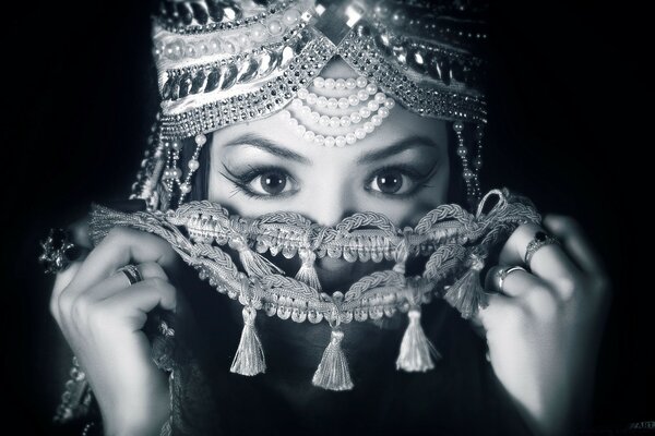 Retrato en blanco y negro de una chica Oriental