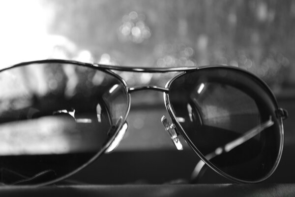 Gafas de sol en blanco y negro