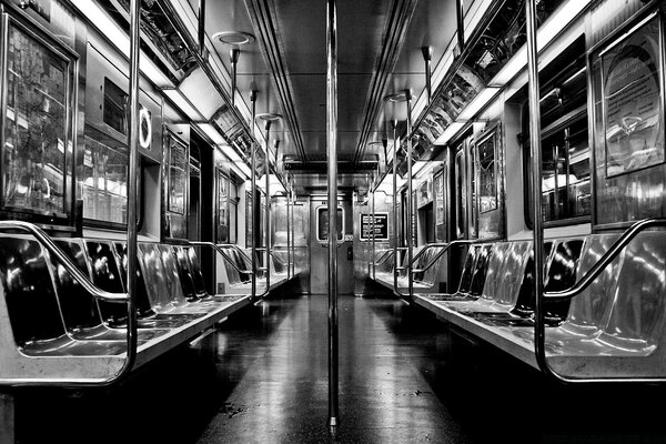 Foto en blanco y negro de un vagón de metro