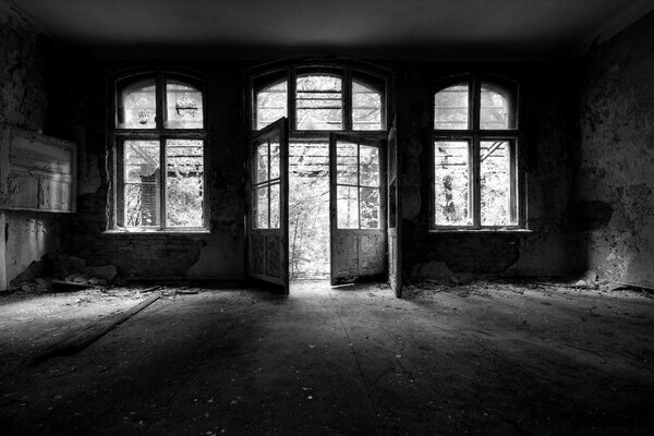 Schwarze und weiße Fenster der grauen Architektur, verlassenes Haus