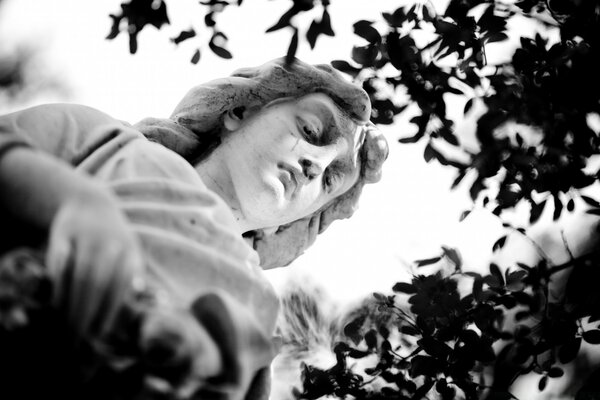 Monochrome photo of the sculpture from below