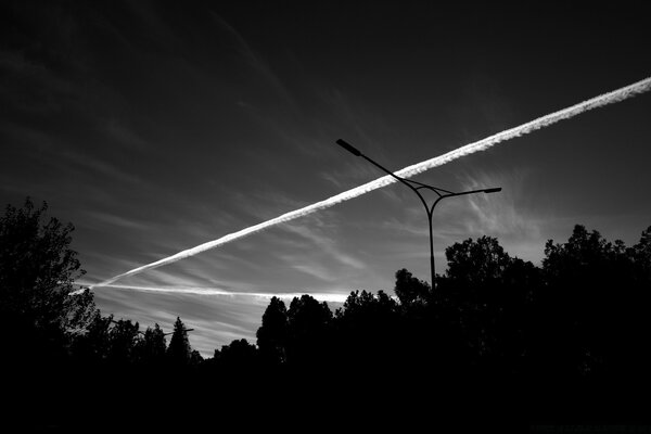 Rastro de un avión en el cielo