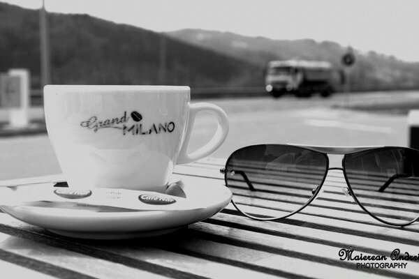 Taza de café en la mesa en Milán