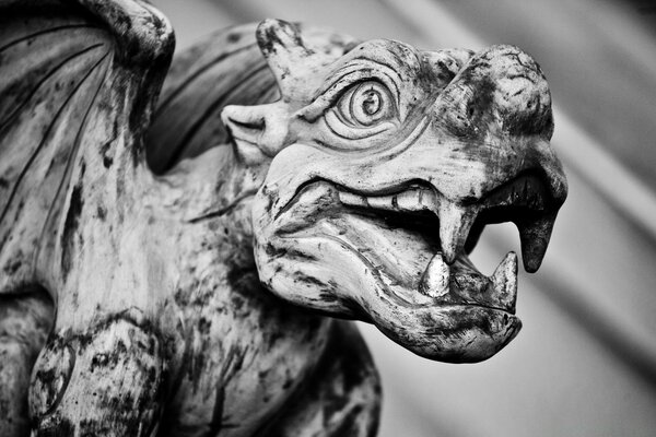 Foto en blanco y negro de la escultura del dragón