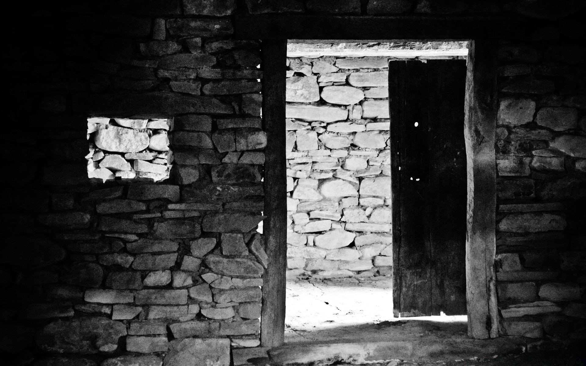 preto e branco abandonado parede velho janelas tijolo casa arquitetura sujo quebrado porta pedra casa monocromático