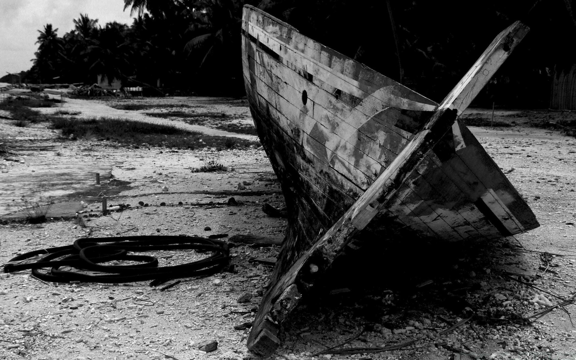 preto e branco abandonado naufrágio naufrágio água monocromático quebrado embarcação desastre carro praia barco ruína sistema de transporte