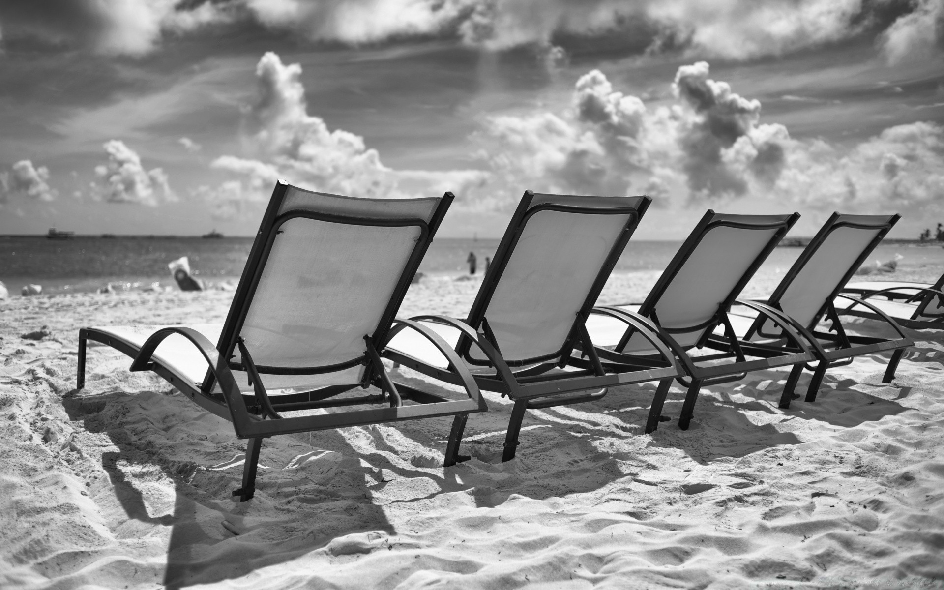 noir et blanc plage chaise mer océan eau mer soleil sable reste voyage été détente vacances siège banc loisirs vide station balnéaire ciel