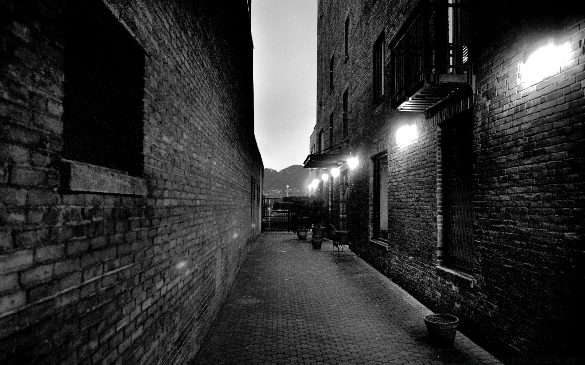 schwarz / weiß licht monochrom dunkel tunnel straße verlassene architektur wände kork stadt städtisch alt schatten reisen perspektive haus