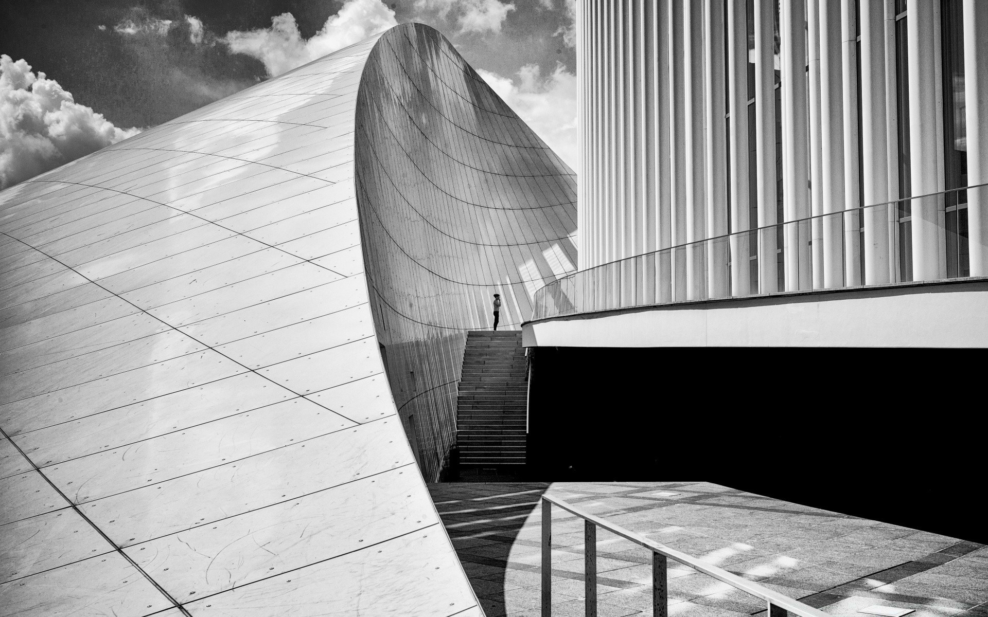 schwarz/weiß einfarbig architektur stadt modern haus fenster glas reflexion minimalismus licht urban straße geschäft schritt modern büro