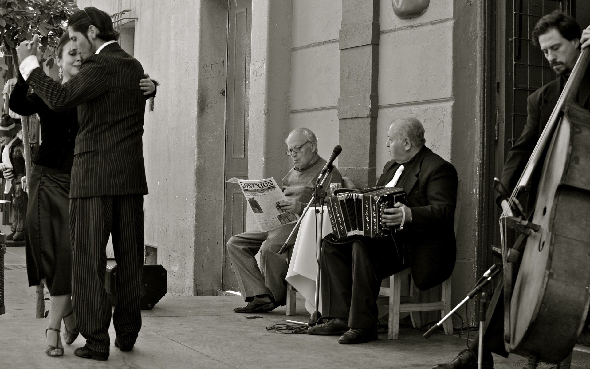 preto e branco música músico banda instrumento adulto homem rua instrumento de corda mulher três guitarra