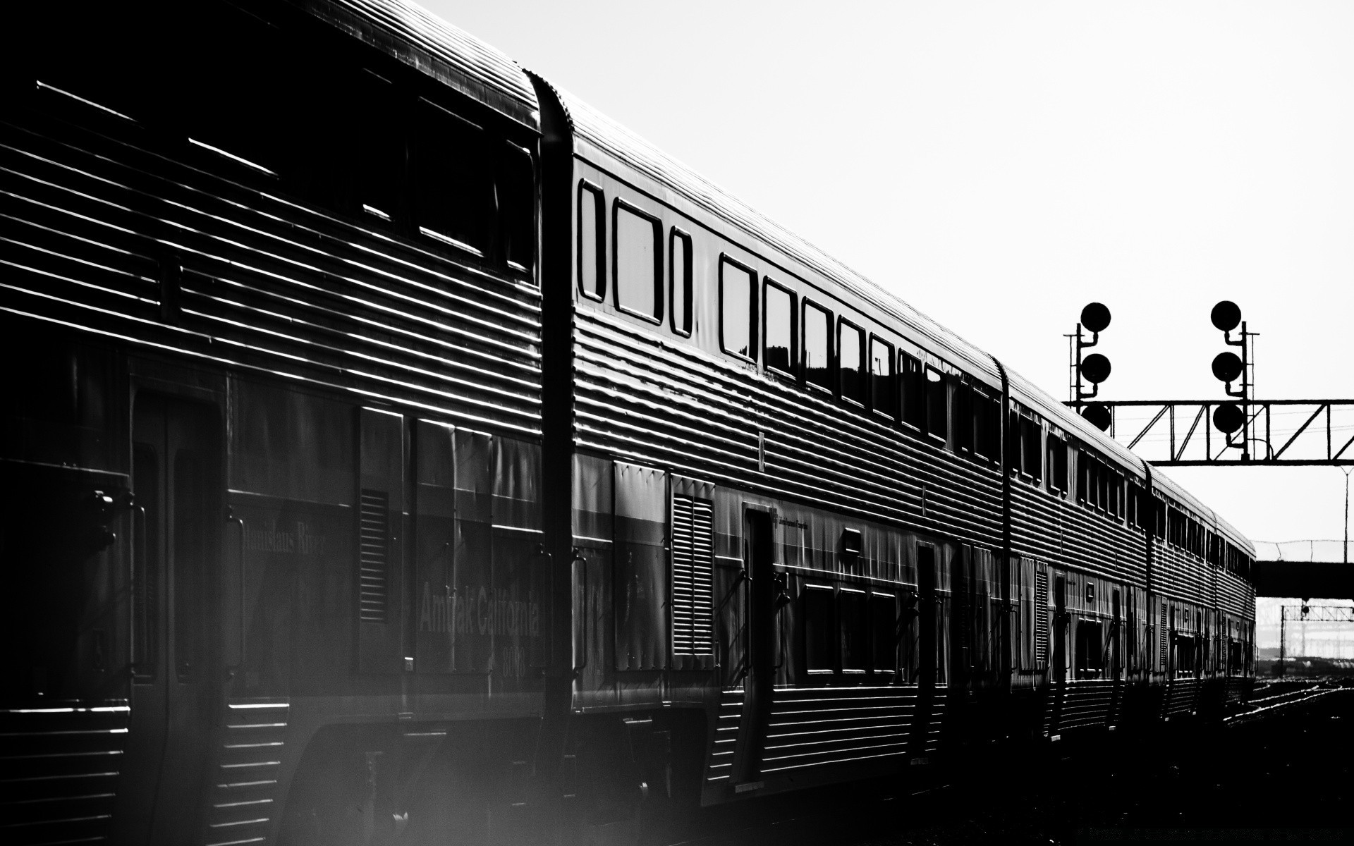 in bianco e nero in bianco e nero treno ferrovia sistema di trasporto automobile strada architettura luce