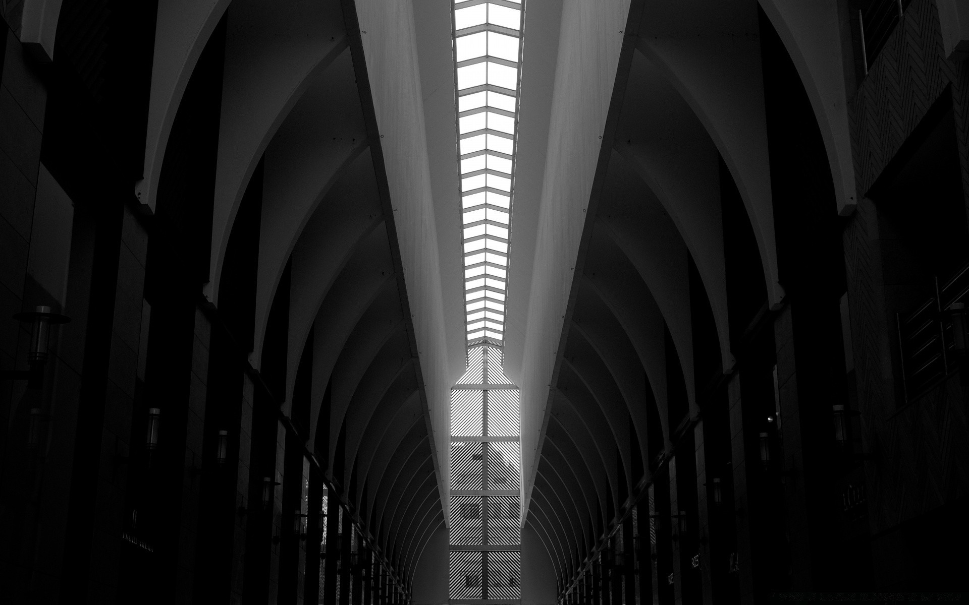 czarno-biała architektura tunel kryty korytarz monochromatyczny sufit korek światło miasto dom most przejście miejski budynek cień perspektywa szkło ciemne okna