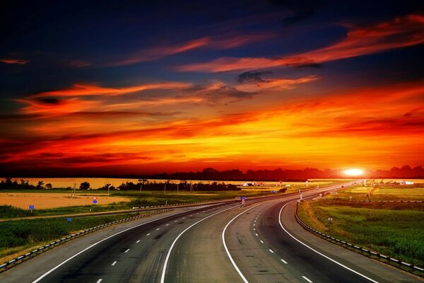 Schöner Sonnenuntergang über einer leeren Autobahn